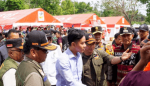 Kapolda NTT Dampingi Kunjungan Wakil Presiden RI, Gibran Rakabuming Raka di Posko Pengungsi Gunung Api Lewotobi Laki-Laki