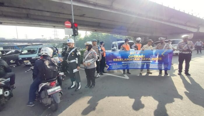 Operasi Keselamatan Jaya 2025 Polres Jakarta Timur Sosialisasikan Tertib Lalu Lintas di TL Halim Baru
