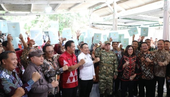 Serahkan 965 Sertipikat Konsolidasi Tanah di Jawa Tengah, Menteri Nusron: Tanah Harus Punya Fungsi Sosial