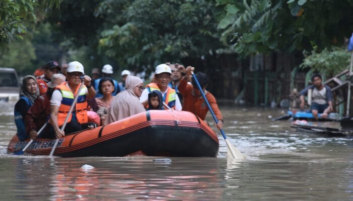 PLN Kontrol Keamanan Kelistrikan, Bantu Evakuasi Warga di Tengah Banjir Bekasi
