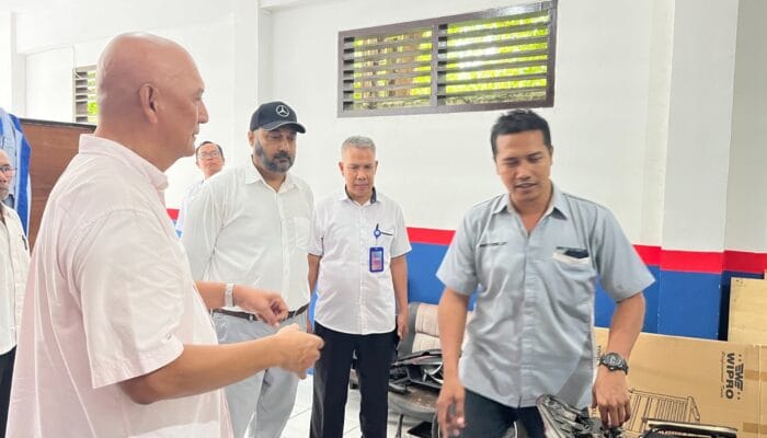 Konversi Kendaraan Listrik Binaan PLN UIP Nusra di SMKN 3 Mataram Dilirik CEO Sheffield Education Group Australia