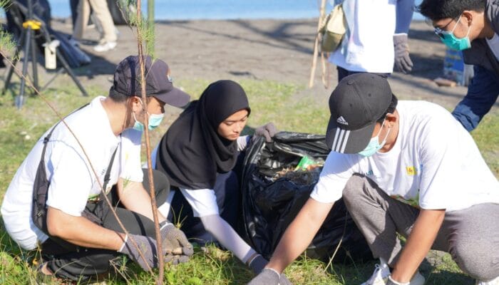 Hari Lingkungan Hidup Sedunia, PLN UIP Nusra Gelar Bersih Pantai Loang Baloq 