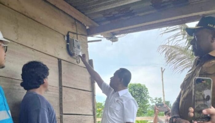 Kunjungi Kampung Berber Papua, Menteri Bahlil Cek Langsung Realisasi Listrik Desa