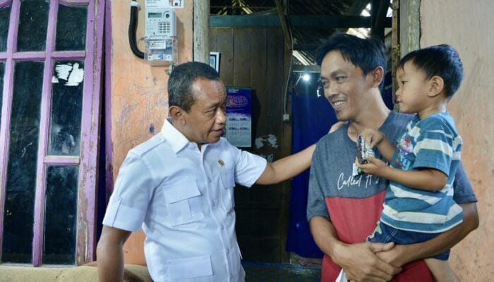 Pastikan Akses Merata, Menteri ESDM Tinjau Program Pemasangan Baru Listrik di Blora