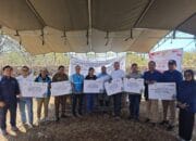 PLN UIP Nusra Salurkan Bantuan Electrifying Marine untuk Nelayan Desa Tablolong