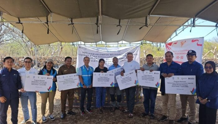 PLN UIP Nusra Salurkan Bantuan Electrifying Marine untuk Nelayan Desa Tablolong