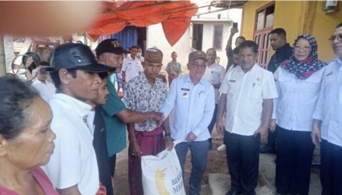 Wakil Bupati Manggarai Serahkan Bantuan Tanggap Darurat Gagal Panen di Satar Mese