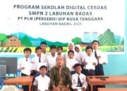 PLN UIP Nusra Serahkan 10 Unit Komputer di SMPN 2 Labuhan Badas