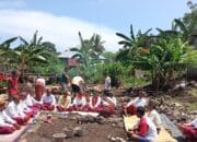 Warga Borik Gelar Ritual Adat Peletakan Batu Pertama Rumah Gendang Kalo