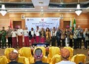 Bupati Hery Nabit Serahkan 200 Sertipikat Program PTSL di Manggarai