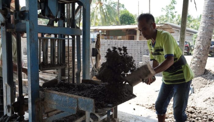 PLN UIP Nusra Manfaatkan Limbah FABA untuk Dukung UMKM Batako Gunung Sari di Lombok Barat