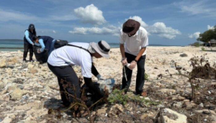 Kolaborasi PLN dan Politeknik KP Kupang Dorong Gerakan Bersih Pantai Oesina di Kupang Barat