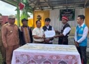 PLN UIP Nusra Salurkan 200 Lembar Seng untuk Pemugaran Kantor Desa Ulubelu di Dekat PLTP Mataloko