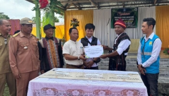 PLN UIP Nusra Salurkan 200 Lembar Seng untuk Pemugaran Kantor Desa Ulubelu di Dekat PLTP Mataloko