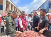 Jelang Hari Raya, Bupati Hery Nabit Turun Langsung Pantau Harga dan Stok Sembako di Pasar Inpres Ruteng