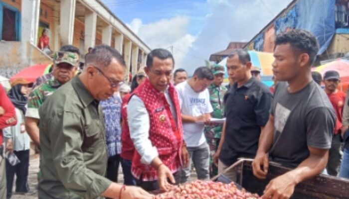 Jelang Hari Raya, Bupati Hery Nabit Turun Langsung Pantau Harga dan Stok Sembako di Pasar Inpres Ruteng