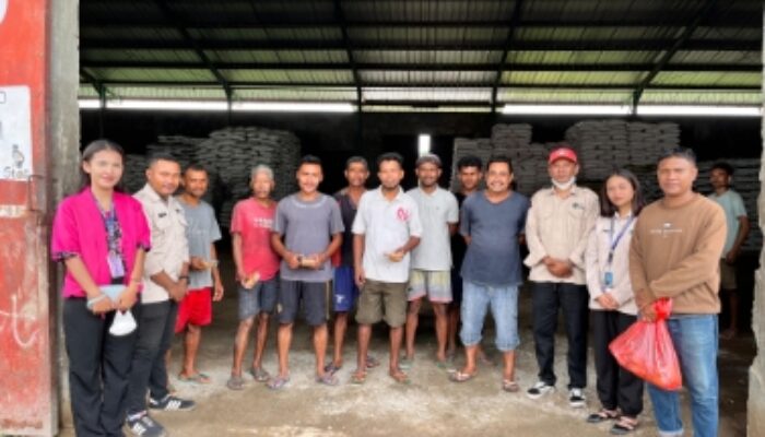 Aksi Sosial SPPG Peduli di Reok, Buruh Pelabuhan hingga Ojek Terima Makanan Gratis