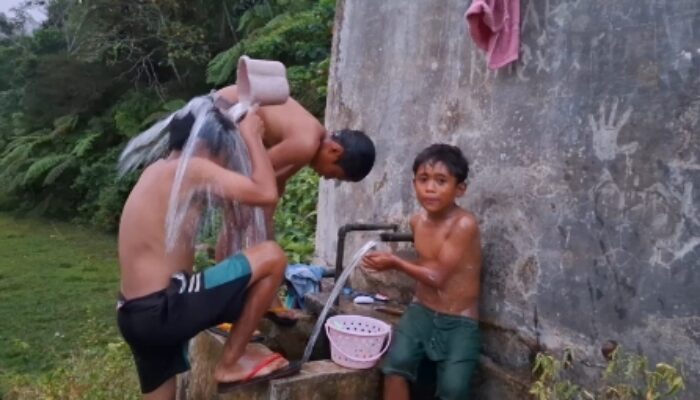 Salurkan Air Bersih, PLN Hadir untuk Masyarakat Wewo