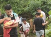 Kapolsek Sambi Rampas Pimpin Aksi Kemanusiaan Bantu Warga Lintasi Jalan Terputus