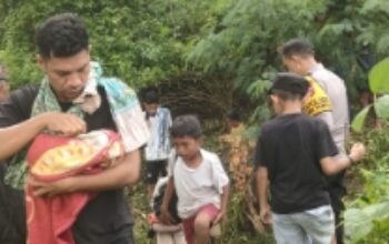 Kapolsek Sambi Rampas Pimpin Aksi Kemanusiaan Bantu Warga Lintasi Jalan Terputus