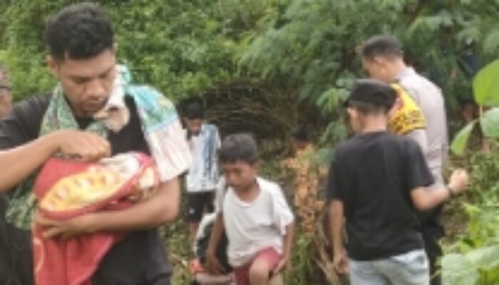 Kapolsek Sambi Rampas Pimpin Aksi Kemanusiaan Bantu Warga Lintasi Jalan Terputus