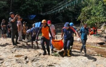 Tim SAR Evakuasi Pasangan WNA Austria yang Jatuh di Cunca Wulang