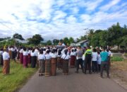 Babinsa Koramil 1612-04/Borong Pastikan Perarakan Patung Bunda Maria Berlangsung Aman dan Kondusif