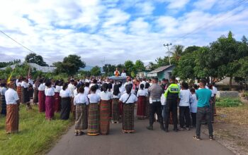 Babinsa Koramil 1612-04/Borong Pastikan Perarakan Patung Bunda Maria Berlangsung Aman dan Kondusif