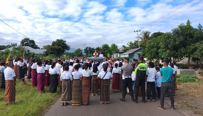 Babinsa Koramil 1612-04/Borong Pastikan Perarakan Patung Bunda Maria Berlangsung Aman dan Kondusif