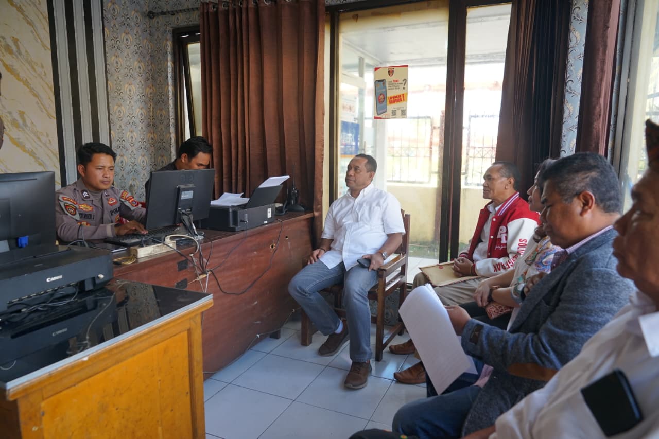 Bupati Manggarai Herybertus Nabit (Kemeja Putih) saat memberikan laporan di ruangan SPKT Polres Manggarai