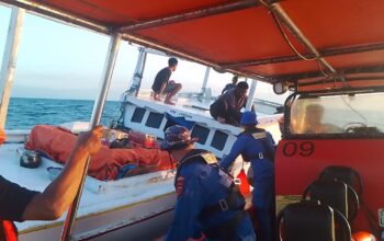 Basarnas Maumere Evakuasi Penumpang KM Rengganis yang Mati Mesin di Perairan Pulau Pemana