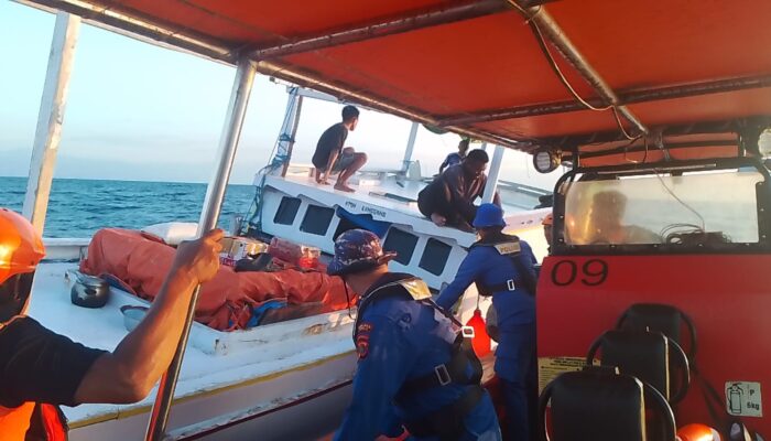 Basarnas Maumere Evakuasi Penumpang KM Rengganis yang Mati Mesin di Perairan Pulau Pemana