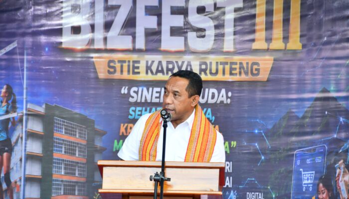 Bupati Manggarai Resmikan Bizfest III STIE Karya Ruteng