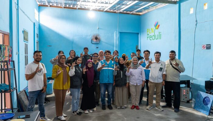 PLN UIP Nusra dan Komunitas Gelisah Dorong Sampah Plastik Jadi Produk Bernilai Ekonomi