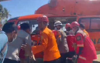 Kabasarnas Turun Langsung Evakuasi Tiga Korban Gempa dari Lamba Leda Utara