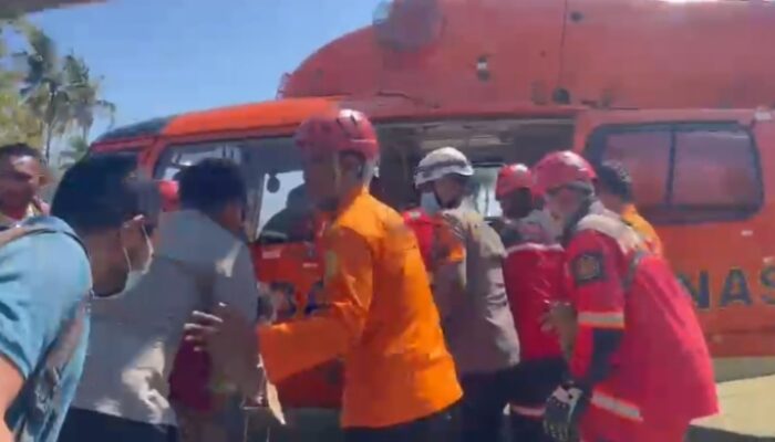 Kabasarnas Turun Langsung Evakuasi Tiga Korban Gempa dari Lamba Leda Utara