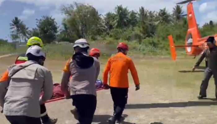 Basarnas Evakuasi Lansia Korban Gempa Manggarai Timur Menggunakan Helikopter Dauphin