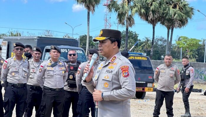 Kapolda NTT Beri Motivasi Personel Ditsamapta Saat Simulasi Pengendalian Massa