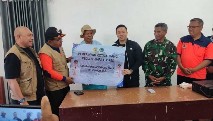Serahkan Donasi ke Korban Gempa Bumi di Manggarai Timur, Wali Kota Kupang: Satu Sakit Semua Sakit
