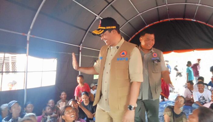 Kunker ke Manggarai Timur, Kepala BNPB Serahkan Bantuan di Posko Golo Cigir