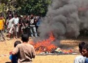 Gagal Bertemu Gubernur Jatim, Warga Lamba Leda Bakar Tenda Pengungsian