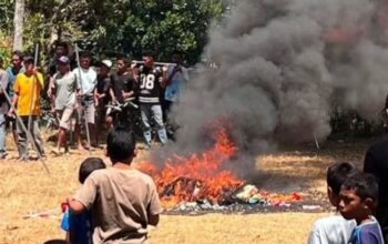 Gagal Bertemu Gubernur Jatim, Warga Lamba Leda Bakar Tenda Pengungsian