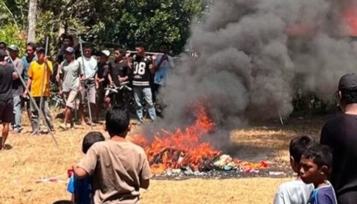 Gagal Bertemu Gubernur Jatim, Warga Lamba Leda Bakar Tenda Pengungsian