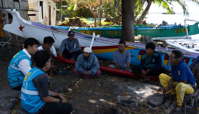 Tekan Biaya Operasional, PLN UIP Nusra Serahkan Mesin Kapal Listrik untuk Nelayan Sambelia