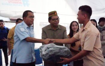 Kunker Pascagempa, Gubernur NTT Serahkan Bantuan School Kit di SMAS Katolik Pancasila Borong