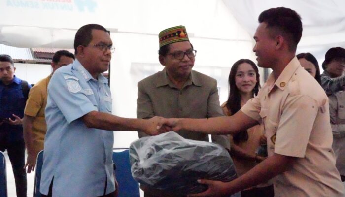 Kunker Pascagempa, Gubernur NTT Serahkan Bantuan School Kit di SMAS Katolik Pancasila Borong