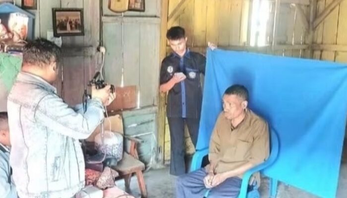 Pastikan Hak Identitas Warga Terpenuhi, Dukcapil Manggarai Layani ODGJ di Rumah