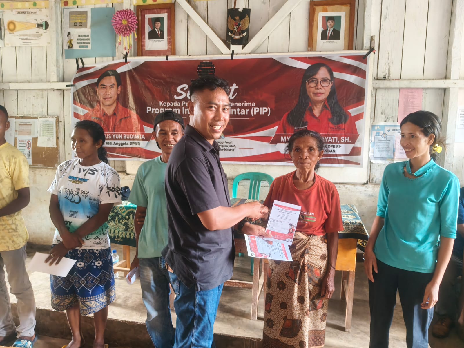 Beasiswa PIP Aspirasi MY Esti Wijayati Jangkau 19 Sekolah di Lamba Leda Timur