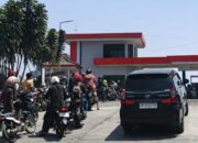 Pasokan BBM Tersendat, Pengelola SPBU di Manggarai Beberkan Penyebab Antrean Panjang