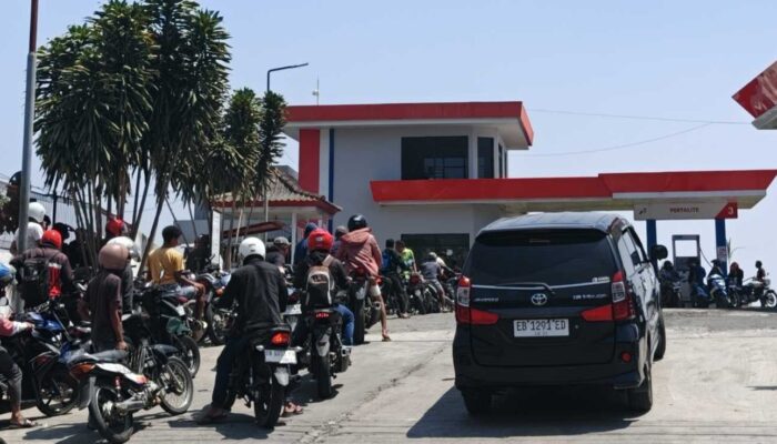Pasokan BBM Tersendat, Pengelola SPBU di Manggarai Beberkan Penyebab Antrean Panjang
